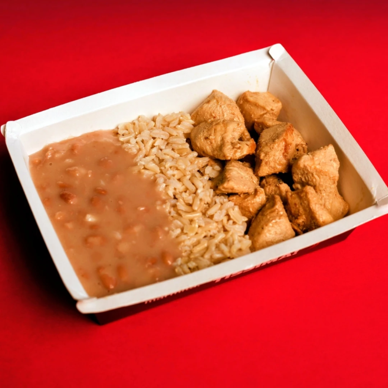 Arroz integral, feij&atilde;o carioca e frango (no lim&atilde;o) grelhado em cubos 340g